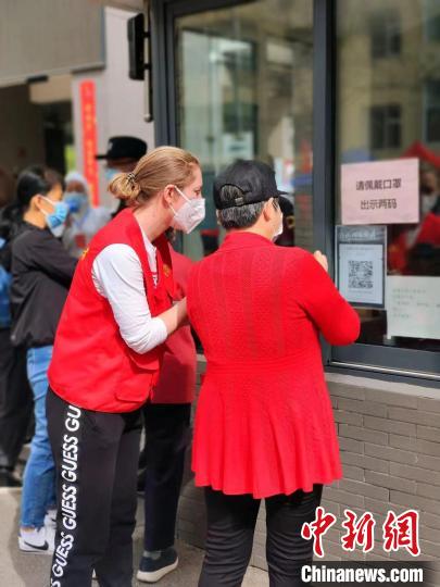 社區(qū)里來了“金發(fā)”志愿者：“我是半個中國人”