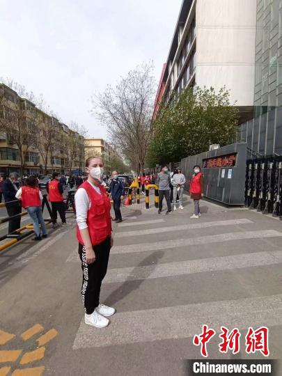 伊莉娜在疫情防控現(xiàn)場當志愿者。　伊莉娜本人供圖