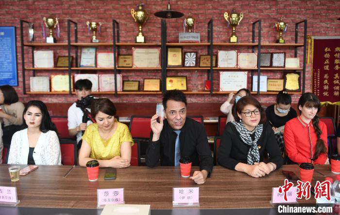 被稱為“國際老娘舅”的伊朗籍商人哈米(中)參與社區矛盾調解。　王剛 攝