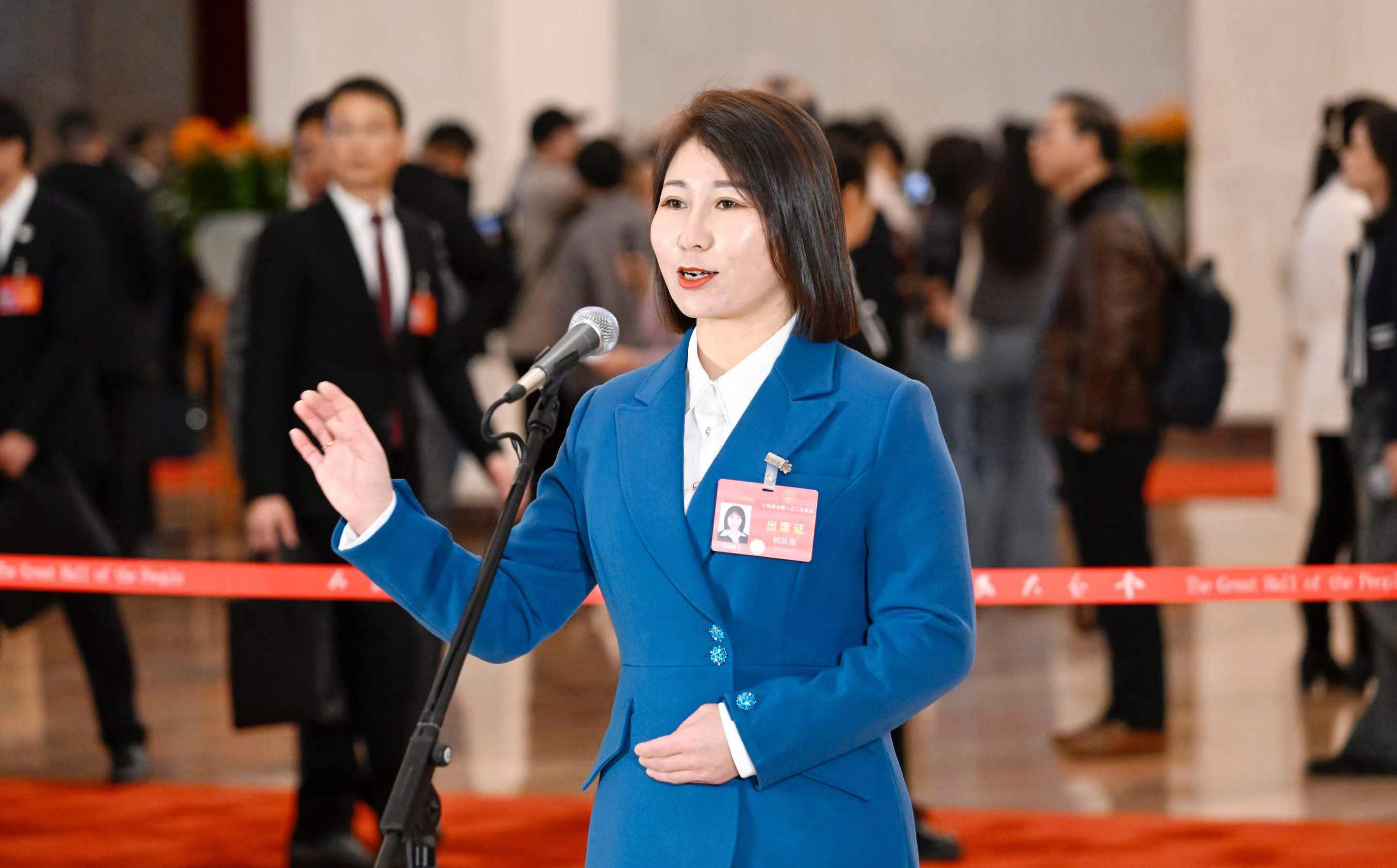 我省全國人大代表韓鳳香在“代表通道”上接受采訪