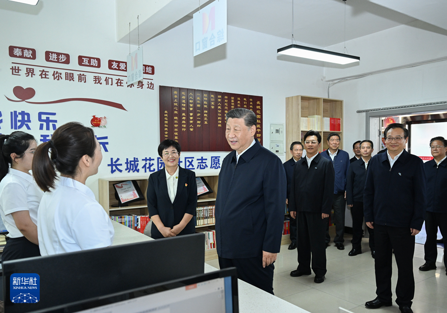 2024年6月19日下午，習近平在寧夏銀川市金鳳區長城花園社區黨群服務中心便民服務廳了解社區開展便民惠民服務等情況。新華社記者 謝環馳 攝