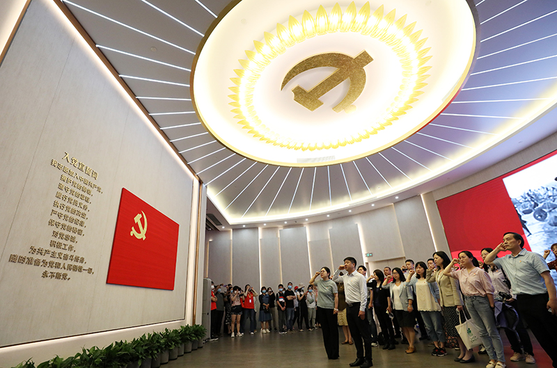 2021年6月3日，黨員在上海中共一大紀(jì)念館重溫入黨誓詞。