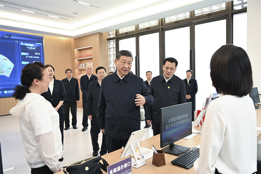 2024年4月22日至24日，中共中央總書(shū)記、國(guó)家主席、中央軍委主席習(xí)近平在重慶考察。這是22日下午，習(xí)近平在九龍坡區(qū)謝家灣街道民主村社區(qū)考察。新華社記者 謝環(huán)馳 攝