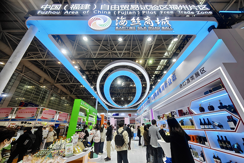 2024年3月18日，第四屆中國跨境電商交易會在福建福州開幕。展會聚焦“鏈接跨境全流域 共建電商新生態(tài)”，集聚全國80余個外貿(mào)產(chǎn)業(yè)帶的上千家供應鏈企業(yè)。